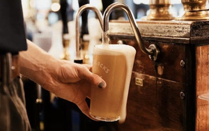 Whitelocks Ale House Leeds Pouring A Pint 1200
